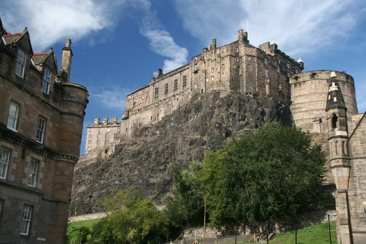 vista del castello di Edimburgo dal basso