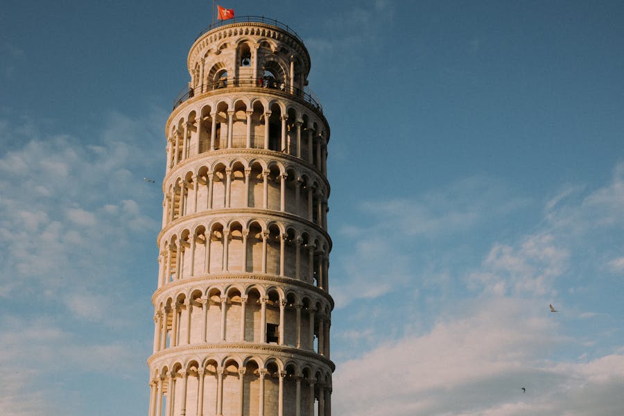 torre pendente di pisa sotto il cielo blu